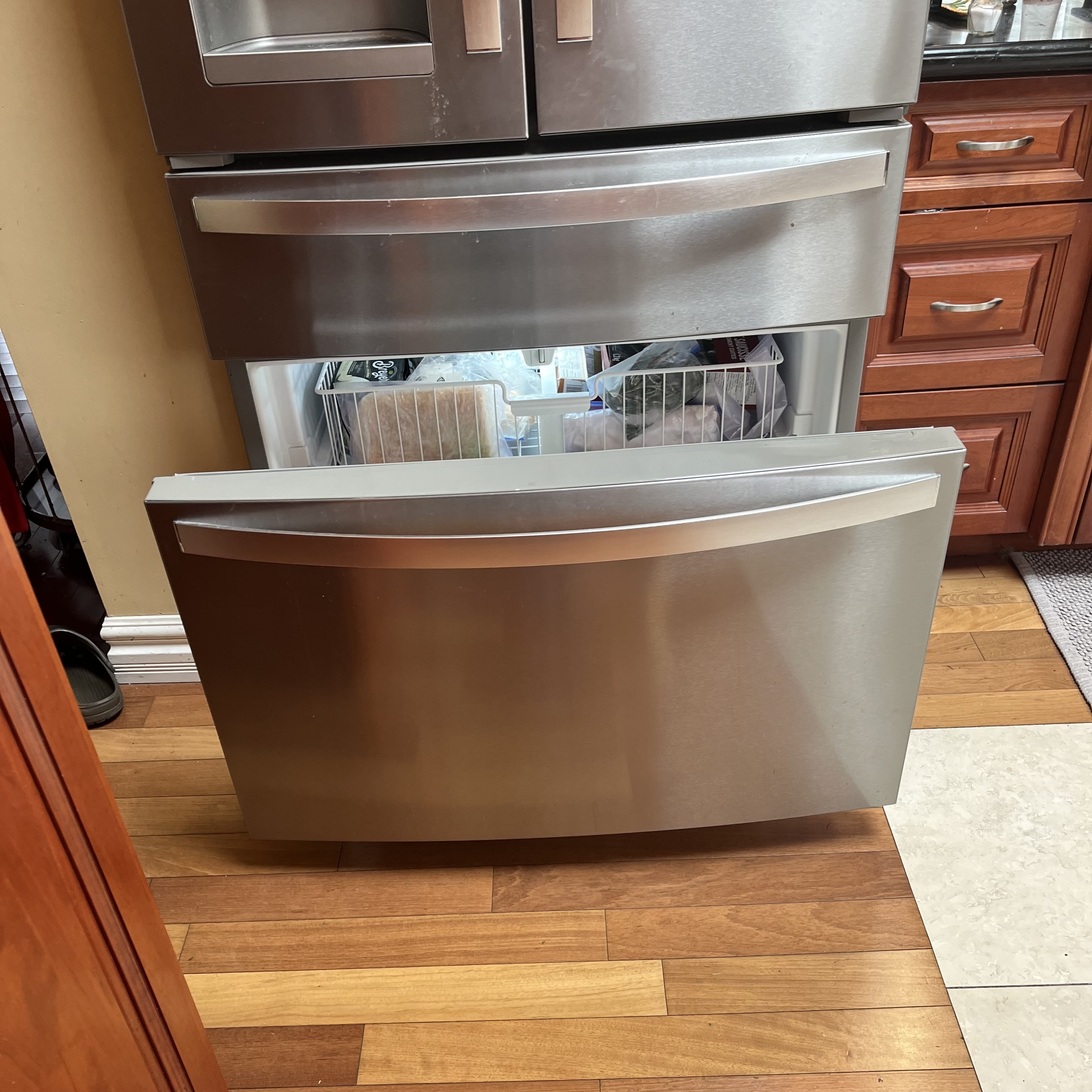 The sound of opening and closing the freezer door